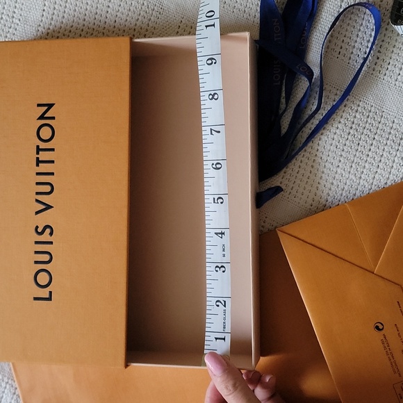 Louis Vuitton Box with ribbon and matching shopping bag - Picture 5 of 8